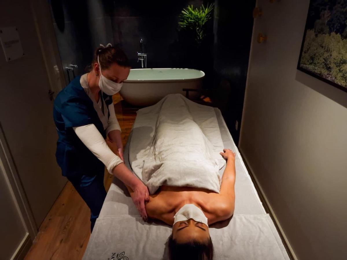 Wish Serrano Resort Gramado Extérieur photo A massage therapist treating a patient