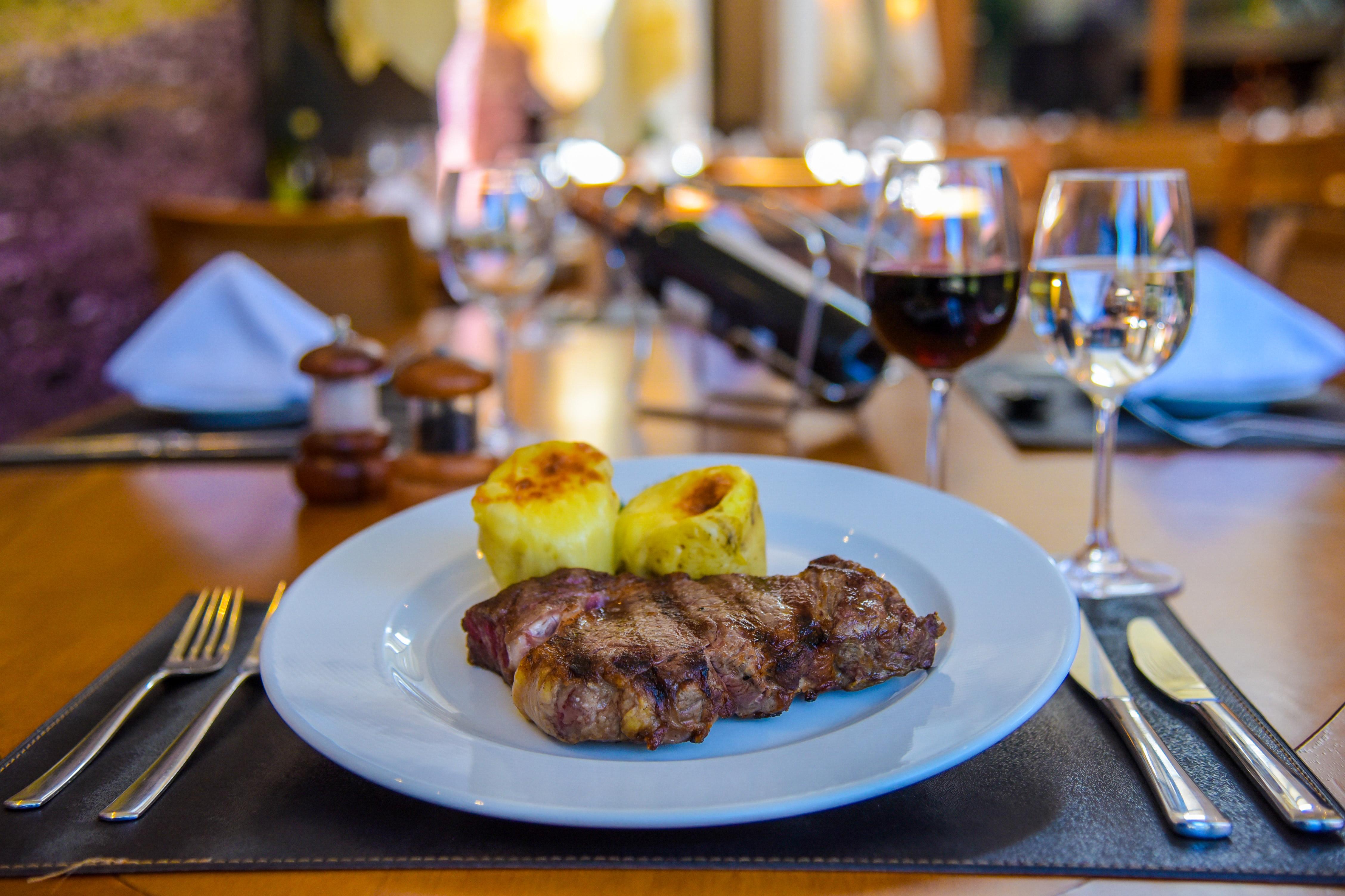 Wish Serrano Resort Gramado Extérieur photo A steak with baked apples