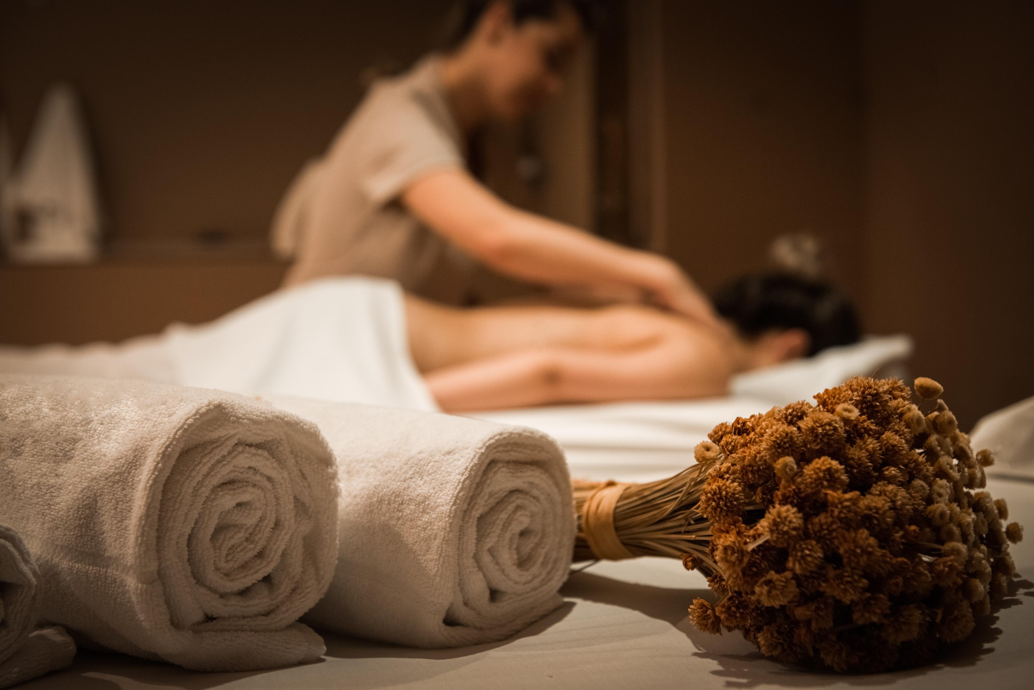 Wish Serrano Resort Gramado Extérieur photo A woman receiving a massage